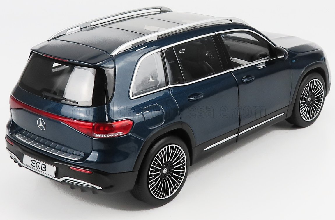 SUV électrique Mercedes EQB bleu foncé avec toit panoramique et jantes détaillées, proposé par Vroomi.