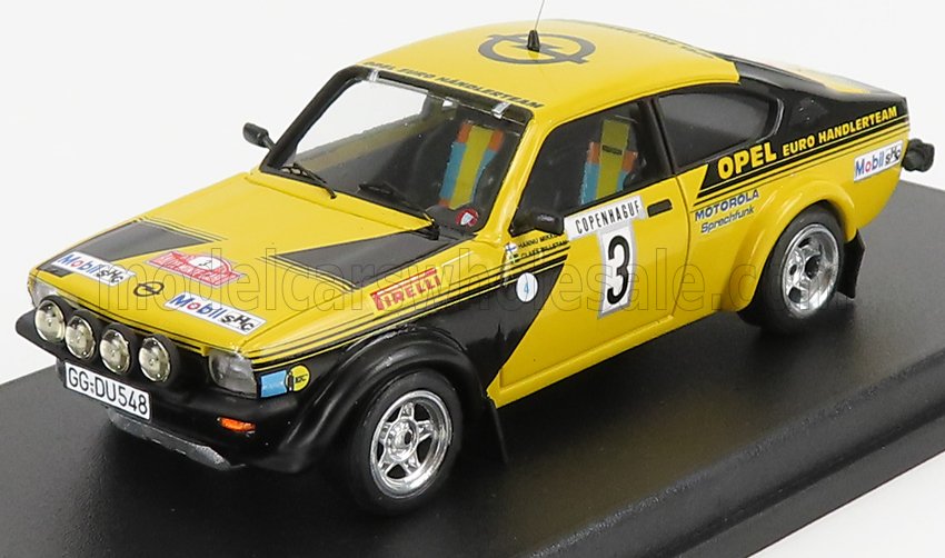 Modèle réduit de voiture de rallye Opel jaune et noire avec autocollant numéro 3, logos des sponsors, sur socle d'exposition, disponible sur Vroomi.