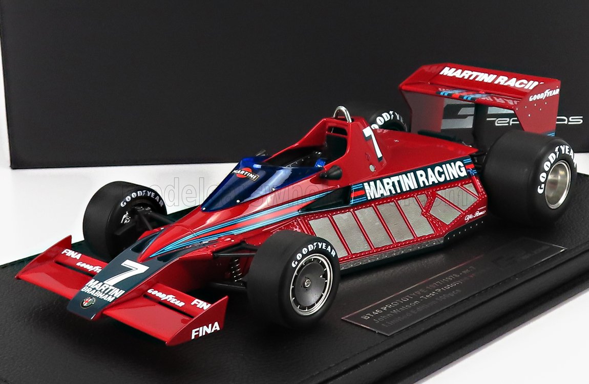 Modèle réduit de voiture de Formule 1 Red Martini Racing équipée de pneus Goodyear, présenté sur un socle noir, présenté sur Vroomi.
