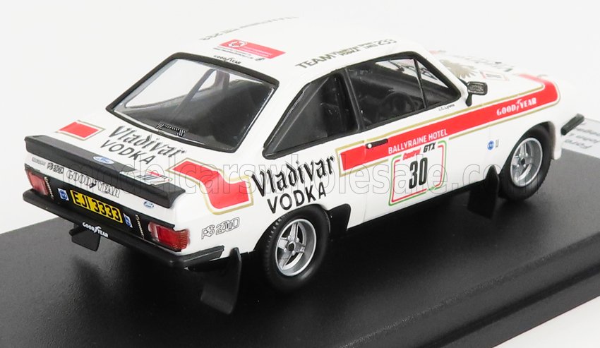 Modèle réduit vintage blanc Ford RS200 rallye avec livrée Vladivar Vodka et numéro de course 30, disponible sur Vroomi.