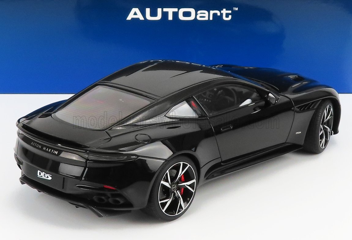 Modèle réduit de voiture Aston Martin DBS noire par AUTOart, avec étriers de frein rouges, présenté sur Vroomi.