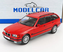 Réplique miniature d'une BMW 320i break rouge à l'échelle 1/18 avec des détails minutieux, disponible chez Vroomi.