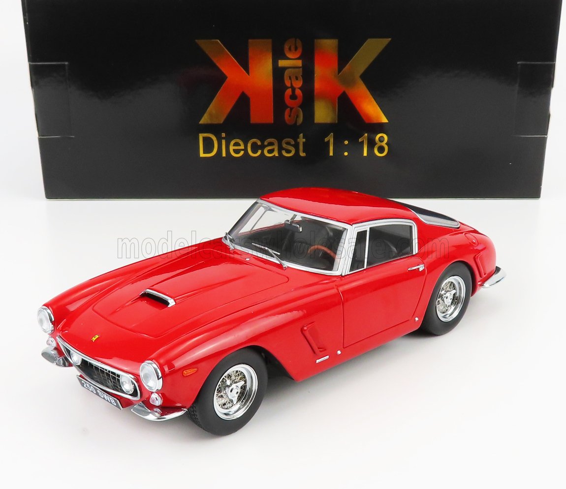 Modèle réduit Ferrari 250 SWB KK à l'échelle 1:18, avec jantes chromées détaillées, présenté dans son coffret d'origine, désormais disponible sur Vroomi.