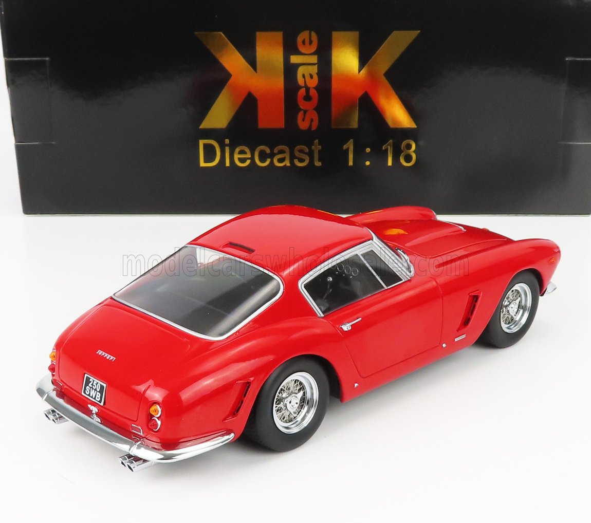 Modèle réduit de voiture Ferrari 250 SWB rouge à l'échelle 1:18 avec jantes chromées, disponible sur Vroomi