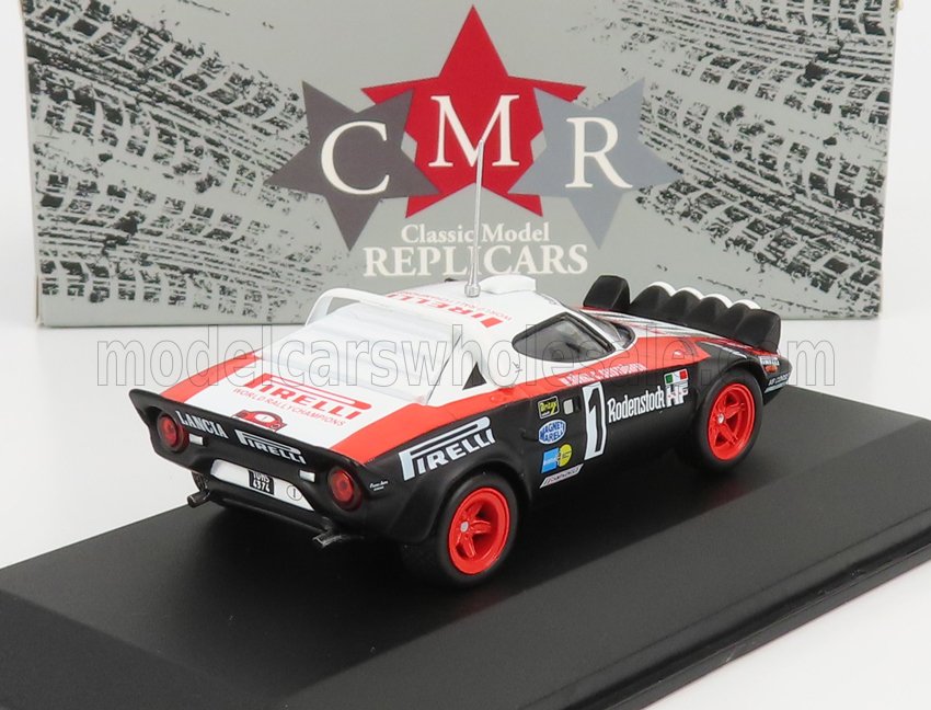Modèle réduit de voiture de rallye Lancia Stratos en noir, blanc et rouge exposé, disponible via la plateforme Vroomi.
