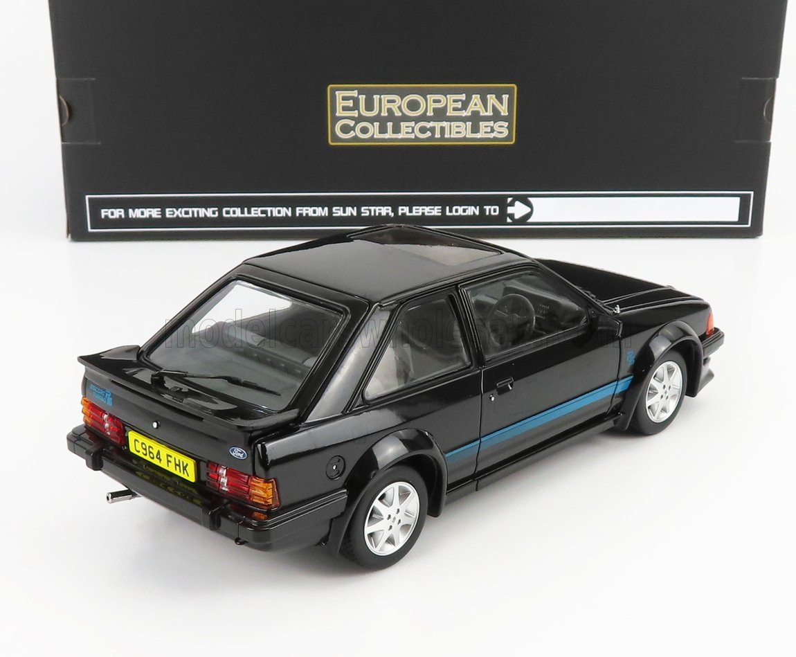 Modèle réduit Ford noir moulé sous pression avec bande bleue, édition collector, disponible chez Vroomi