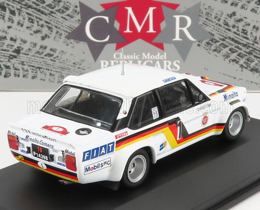 Modèle réduit de voiture de rallye Fiat classique blanche avec décalcomanies de course, présenté sur un socle noir, présenté sur Vroomi.