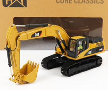 Modèle de pelle CAT 330D L jaune avec chenilles noires, disponible sur la plateforme Vroomi.