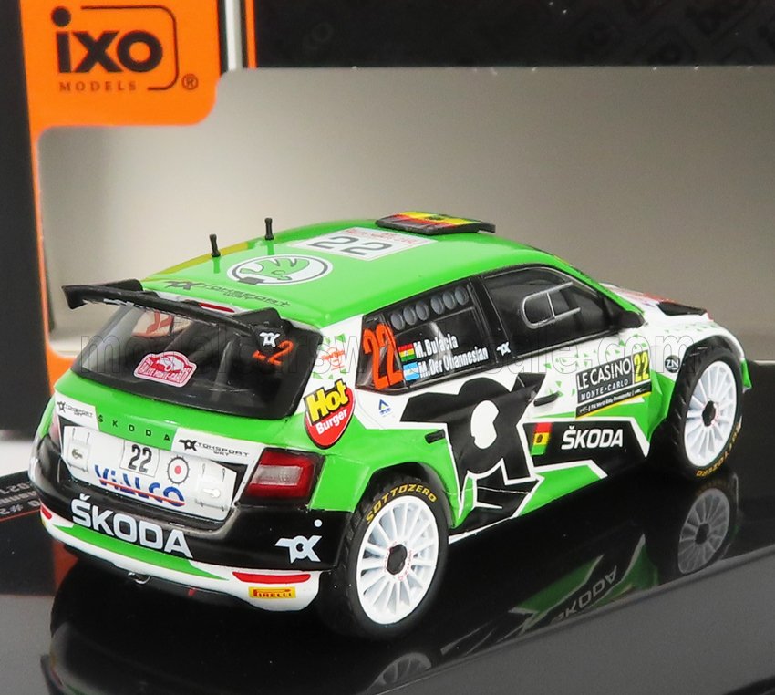 Modèle réduit de voiture de rallye Škoda verte et blanche par IXO, avec décalcomanies de course détaillées, présenté sur Vroomi.