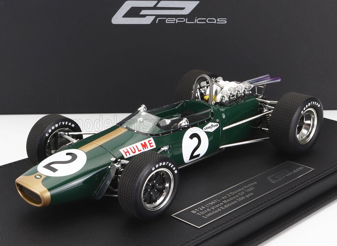 Modèle réduit de voiture de course Lotus 49 de Formule 1 vert et or avec le numéro 2 et l'autocollant Hulme, disponible sur Vroomi.