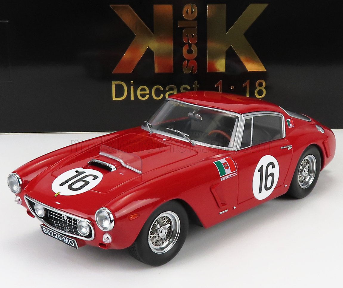 Modèle réduit de voiture de course classique rouge à l'échelle 1:18 avec le numéro 16, disponible sur la plateforme Vroomi.