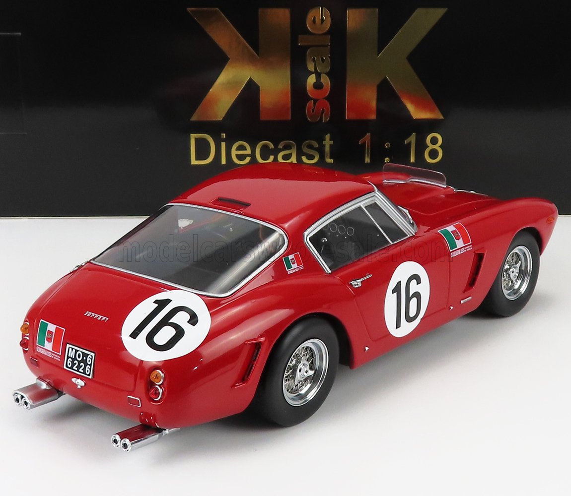 Modèle réduit de voiture de course Ferrari rouge à l'échelle 1:18 avec le numéro 16, disponible sur la plateforme Vroomi.