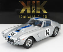 Modèle réduit de voiture de course classique argenté à l'échelle 1:18 avec le numéro 14 et une bande bleue, désormais disponible sur Vroomi.