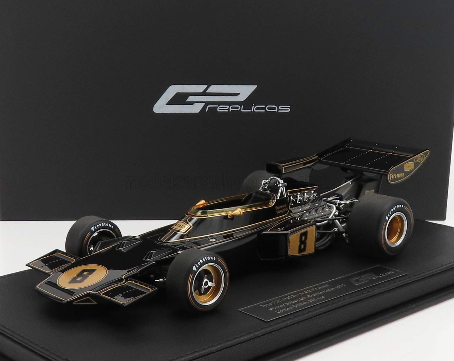 Modèle réduit noir et or d'une voiture de course Lotus Formula 1 des années 1970 portant le numéro 8, présenté sur un socle G2 Replicas, disponible sur Vroomi.