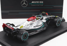 MERCEDES GP | F1 W13E TEAM MERCEDES-AMG PETRONAS F1 N 44 SEASON 2022 LEWIS HAMILTON - AVEC CASQUE ET VITRINE EN PLASTIQUE