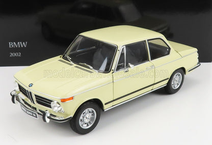 Modèle réduit de BMW 2002 jaune présenté sur fond blanc, design vintage classique, présenté sur Vroomi.