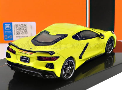 Modèle réduit de voiture de sport Corvette jaune sur fond noir avec arrière-plan orange, disponible chez Vroomi.