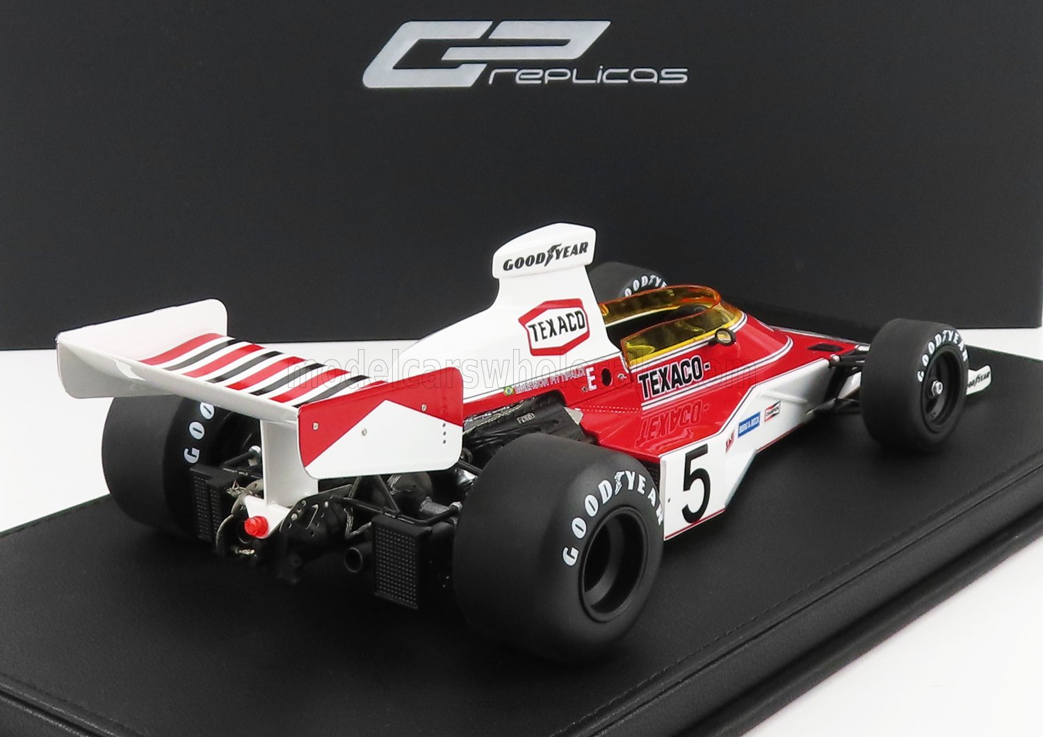 Modèle réduit classique rouge et blanc d'une voiture de course Texaco Formula 1 sur socle noir, disponible sur Vroomi