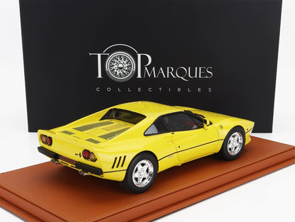 Modèle réduit de Ferrari jaune sur socle marron avec boîte Top Marques Collectibles, désormais disponible sur Vroomi