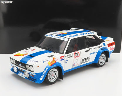 Modèle réduit de voiture de rallye Kyosho blanche et bleue avec autocollants des sponsors, phares et livrée de course, proposé sur Vroomi.