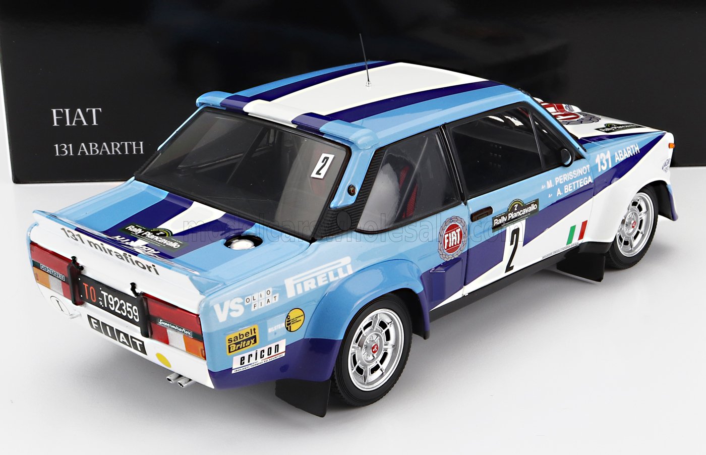 Modèle réduit de voiture de rallye Fiat 131 Abarth bleue et blanche avec décalcomanies, présenté avec sa boîte, disponible sur Vroomi.