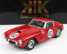Modèle réduit de voiture de course classique rouge à l'échelle 1:18 avec le numéro 62, disponible sur Vroomi.