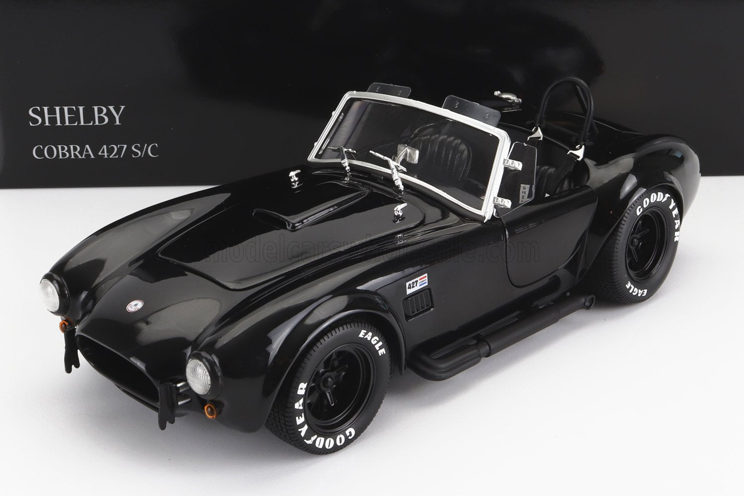 Modèle réduit Shelby Cobra 427 S/C noir avec pneus Goodyear, présenté avec la marque Shelby, disponible sur Vroomi.