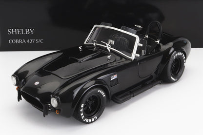 Modèle réduit Shelby Cobra 427 S/C noir avec pneus Goodyear, présenté avec la marque Shelby, disponible sur Vroomi.