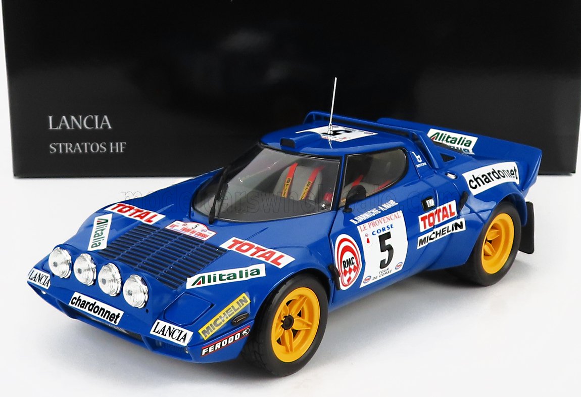 Modèle de rallye Lancia Stratos HF bleu avec roues jaunes et autocollants des sponsors, proposé sur Vroomi.