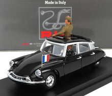 Modèle réduit à l'échelle 1/18 d'une Citroën noire classique avec drapeau français, objet de collection disponible chez Vroomi.
