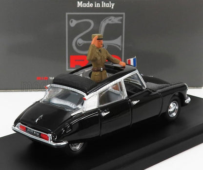 Modèle réduit Citroën DS à l'échelle 1/43 avec figurine, drapeau français, disponible chez Vroomi