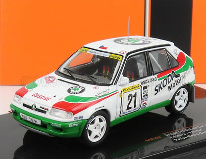 Modèle réduit de voiture de rallye Skoda Motorsport blanche et verte avec les logos Castrol et Michelin, Monte Carlo 21, référencé sur Vroomi.