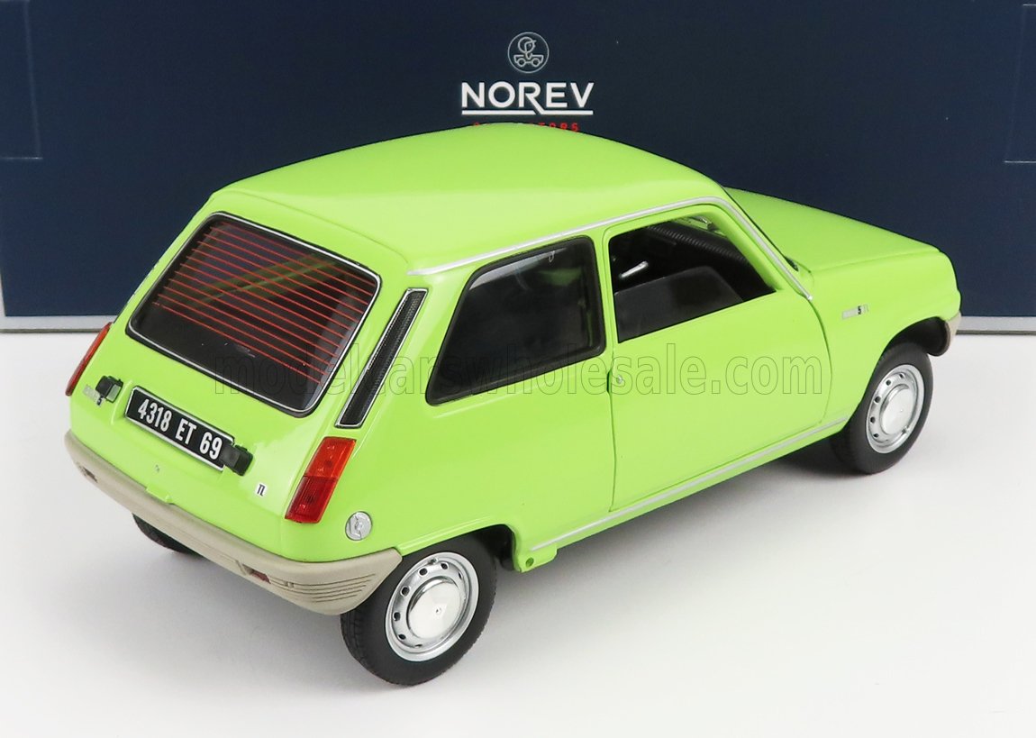 Modèle réduit de voiture vintage vert vif avec arrière et plaque d'immatriculation détaillés, proposé sur Vroomi.