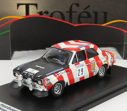 Modèle réduit à l'échelle 1:43 d'une voiture de rallye Ford Escort rayée rouge et blanche avec autocollants des sponsors, présenté sur un socle noir disponible sur Vroomi.