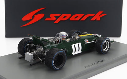 Modèle réduit détaillé à l'échelle 1:43 de la voiture de Formule 1 verte vintage de Jack Brabham équipée de pneus Goodyear, proposé sur Vroomi.