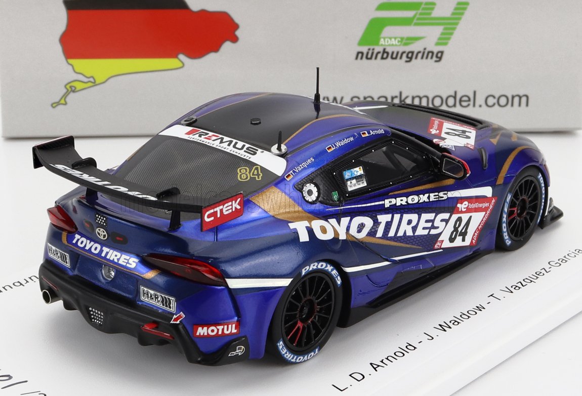 Modèle réduit de voiture de course Toyota GR Supra bleue avec le logo Toyo Tires, numéro 84, aileron arrière, disponible sur Vroomi.