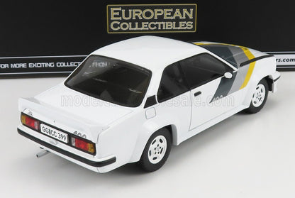 Modèle réduit Opel Manta blanc moulé sous pression à l'échelle 400, avec rayures jaunes et grises, disponible chez Vroomi.