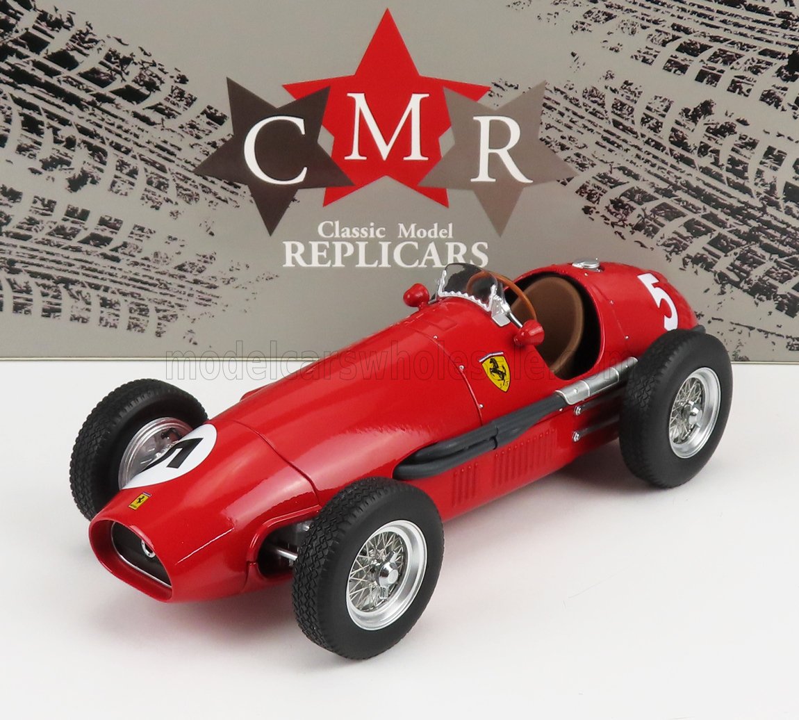 Modèle réduit de voiture de course Ferrari classique rouge avec les numéros 5 et 1 sur fond blanc, disponible sur Vroomi.