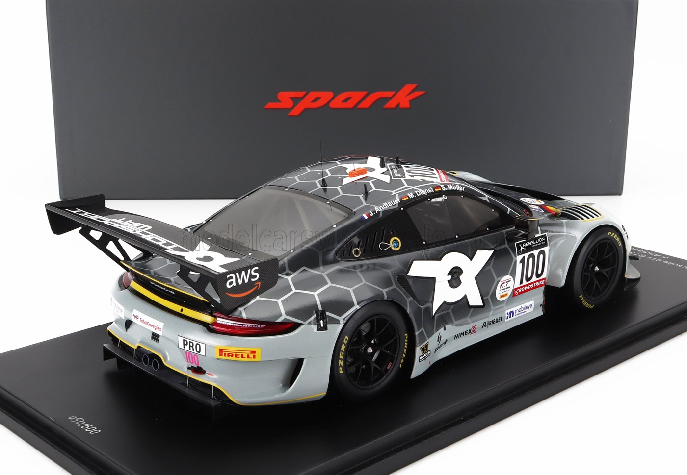 Modèle réduit de voiture de course Porsche 911 GT3 R 2021 avec motif hexagonal, sponsors et spoiler noir, proposé sur Vroomi.