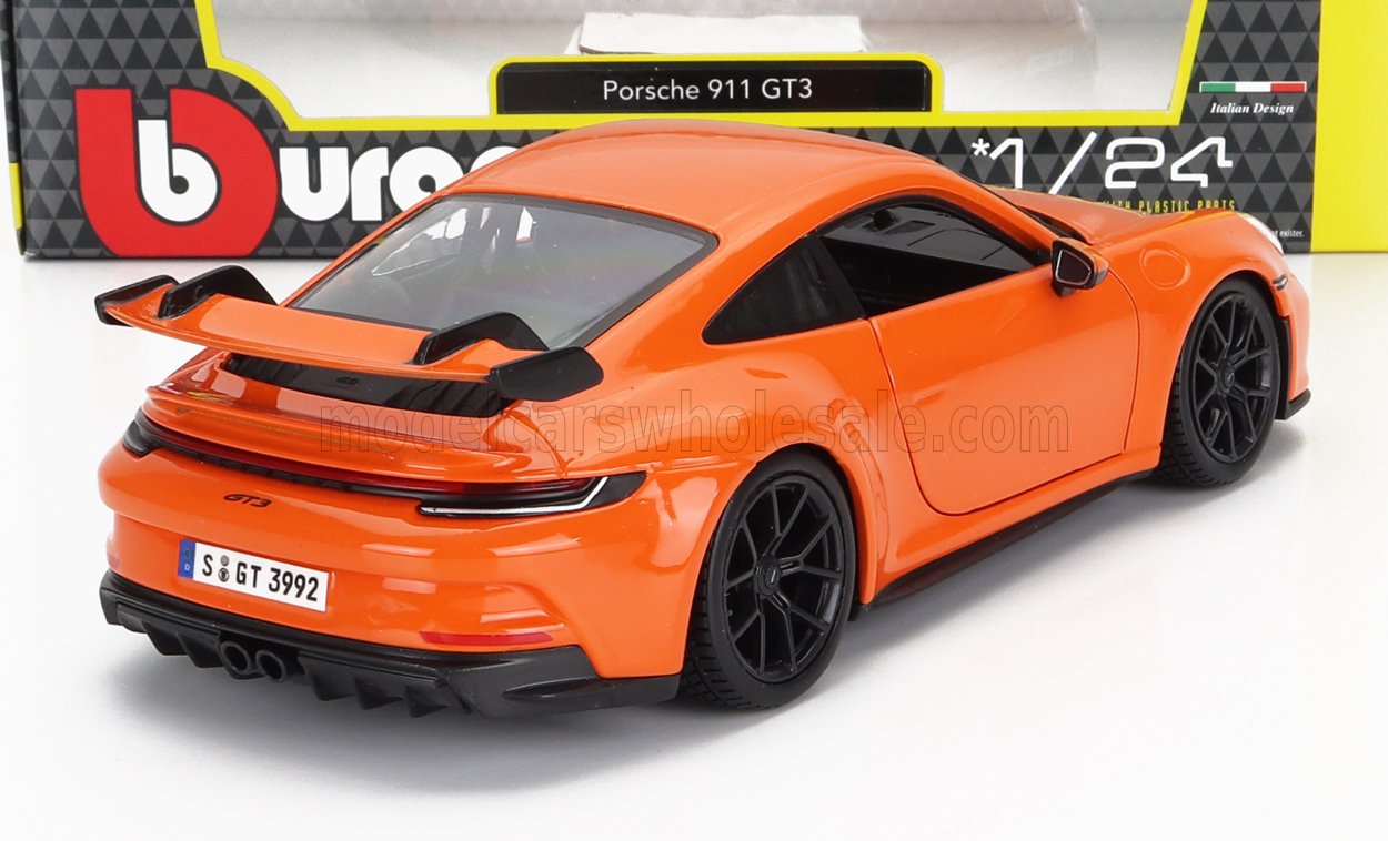 Modèle réduit Porsche 911 GT3 orange avec spoiler et roues noirs, échelle 1/24, désormais disponible sur Vroomi