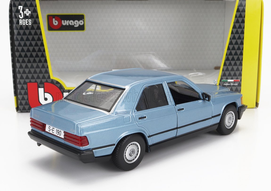 Modèle réduit Mercedes-Benz 190 bleu avec emballage, adapté aux enfants de 3 ans et plus, disponible sur Vroomi.