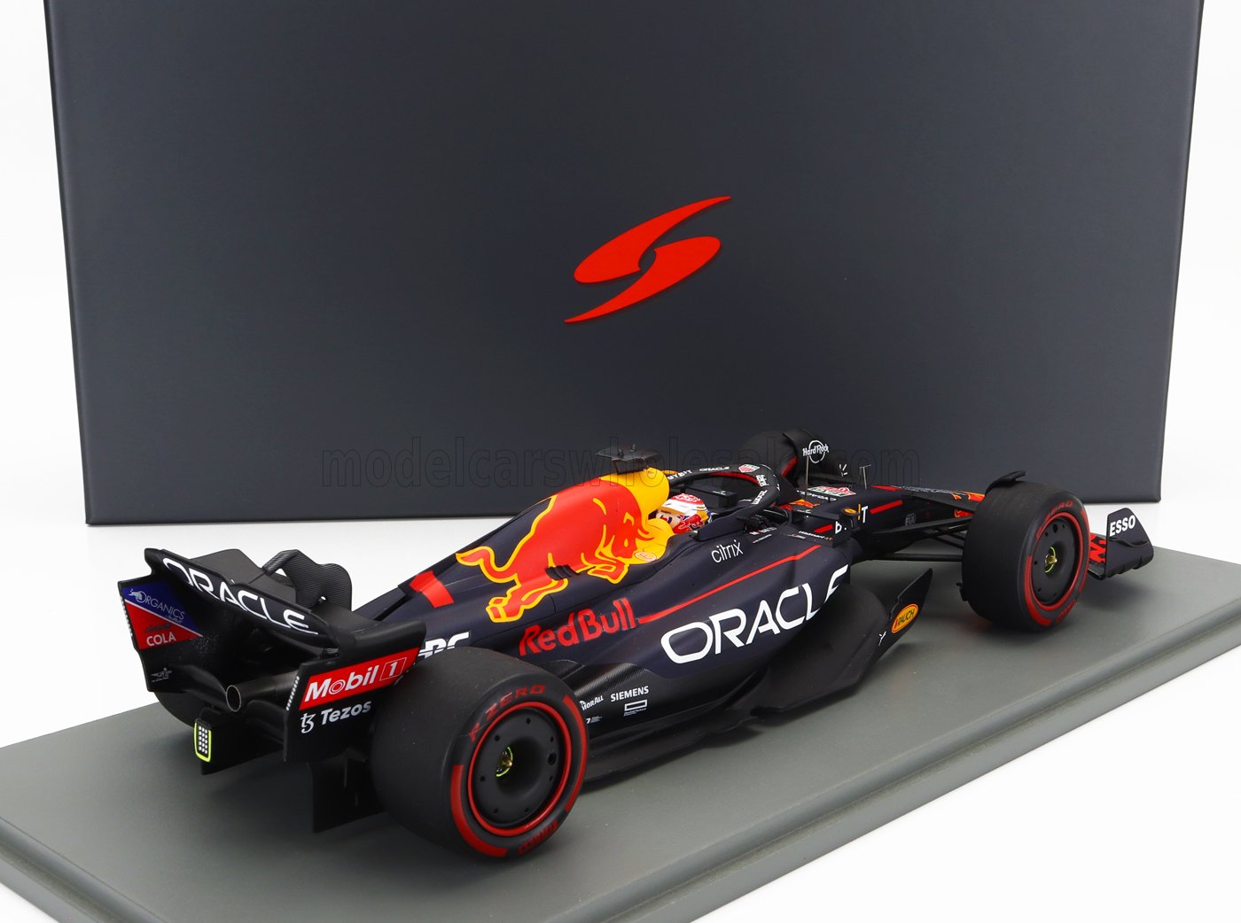 Modèle réduit Red Bull Formula 1 avec pneus Pirelli sur socle d'exposition, désormais disponible chez Vroomi.