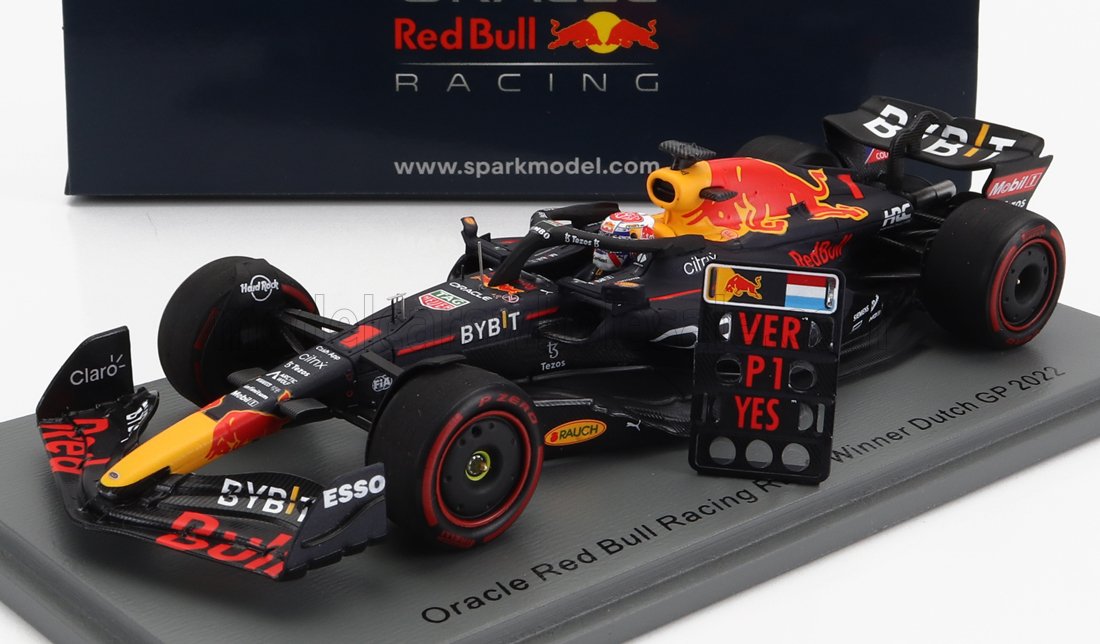 Modèle réduit de la voiture Red Bull F1 du Grand Prix des Pays-Bas 2022 avec le panneau de victoire de Verstappen, disponible sur Vroomi.
