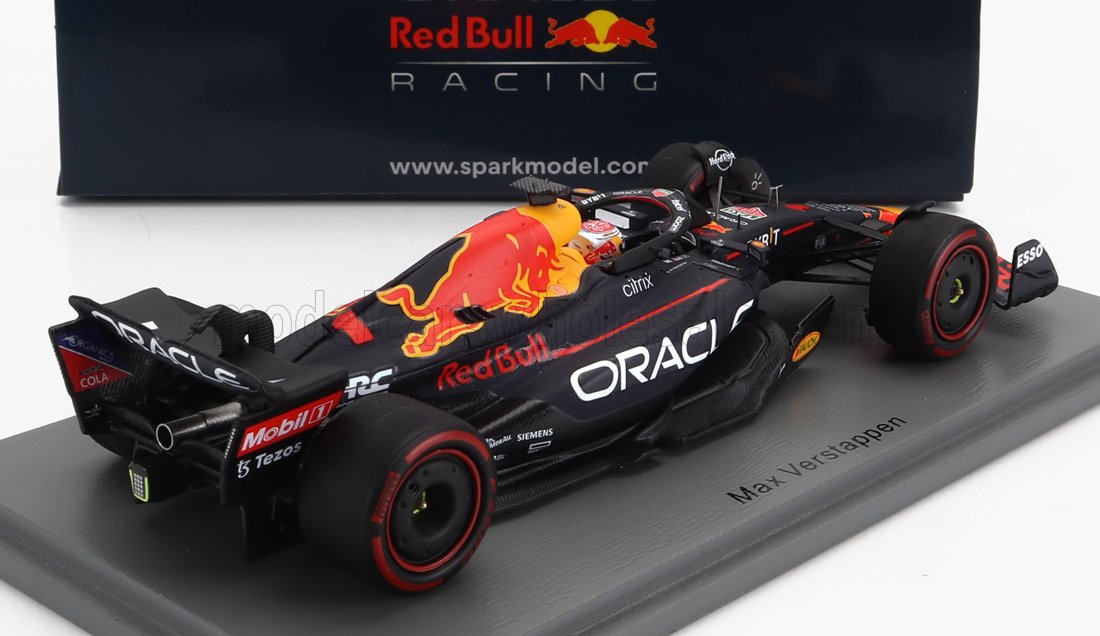 Modèle réduit de la voiture de Formule 1 Red Bull Max Verstappen avec les logos Oracle et Mobil 1, présenté sur Vroomi.