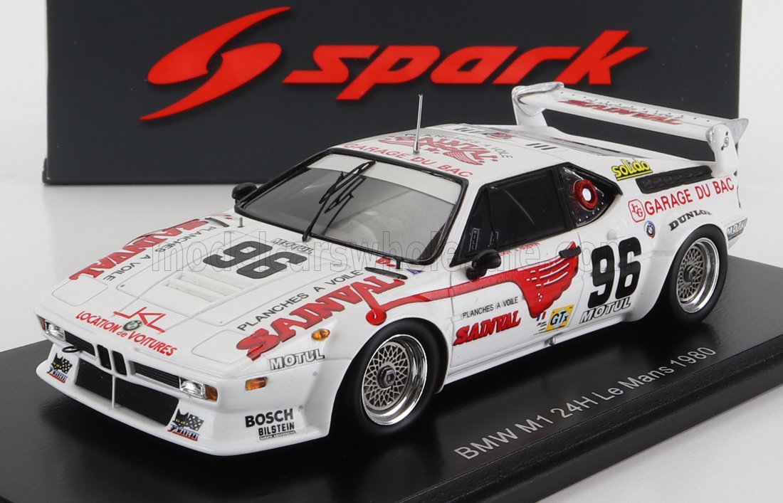 Modèle réduit de voiture de course BMW M1 blanche avec décalcomanies rouges et numéro 96, Le Mans 1980, proposé chez Vroomi.