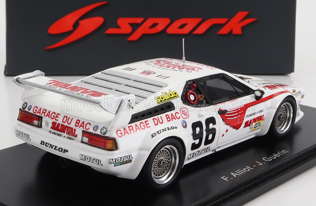 Modèle réduit de voiture de course BMW blanche n° 96 avec livrée Garage du Bac, disponible chez Vroomi.