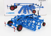 Modèle réduit de cultivateur semi-porté Blue LEMKEN Smaragd 9/600 K avec roues rouges, disponible chez Vroomi