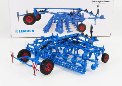 Modèle réduit de cultivateur semi-porté Blue LEMKEN Smaragd 9/600 K avec roues rouges, disponible chez Vroomi
