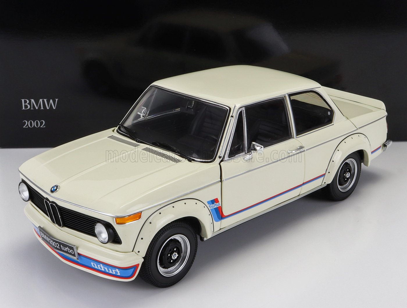 Modèle réduit de voiture classique BMW 2002 turbo blanche avec bandes M, disponible sur la plateforme Vroomi.