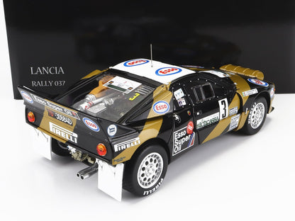 Modèle réduit noir et or de la Lancia Rally 037 avec les logos Esso Super Oil et Pirelli, proposé sur Vroomi.